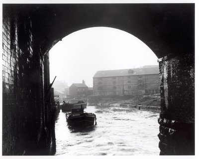 River Aire, gesehen von den Dark Arches, Leeds, 1951 von English Photographer